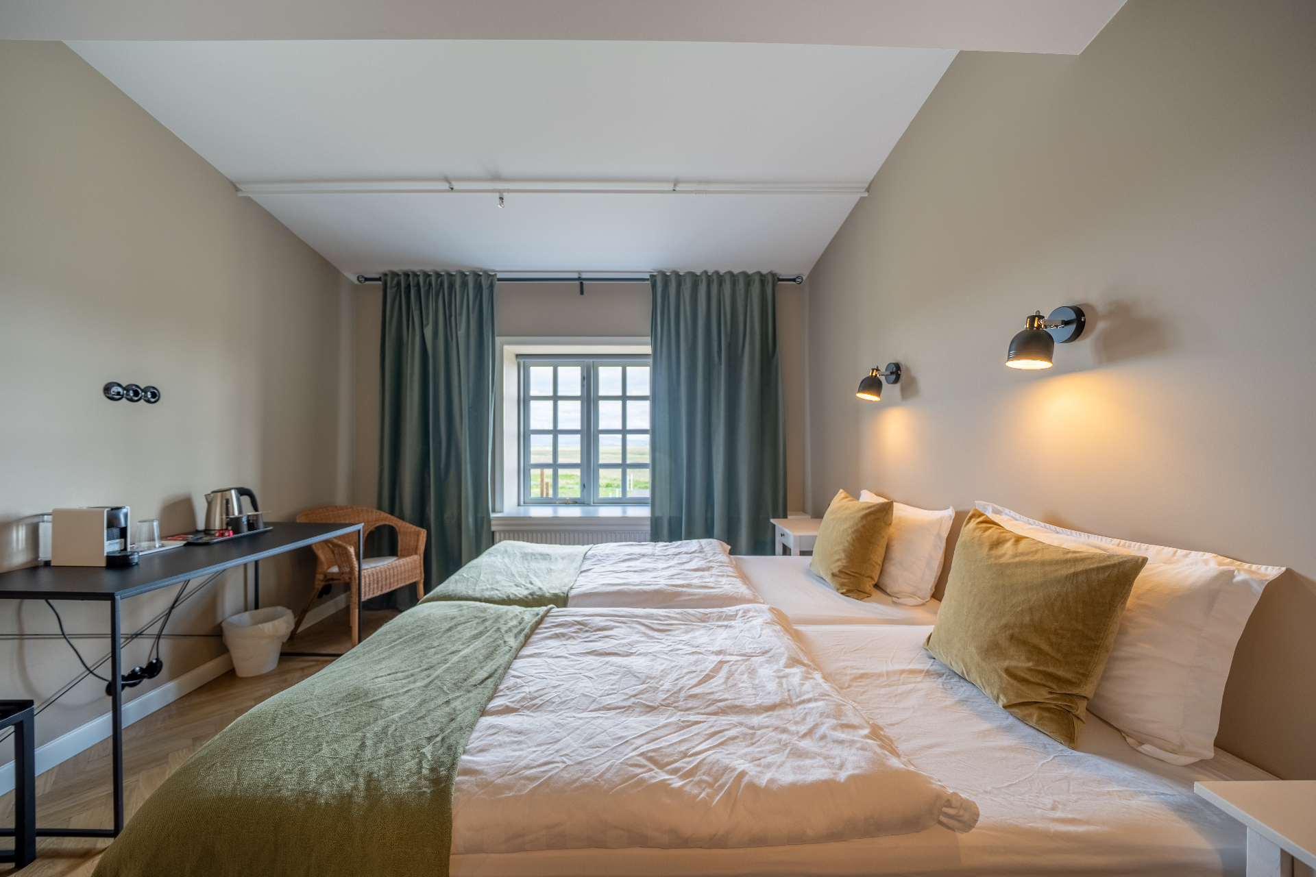 Superior room with twin beds and mountain-view window