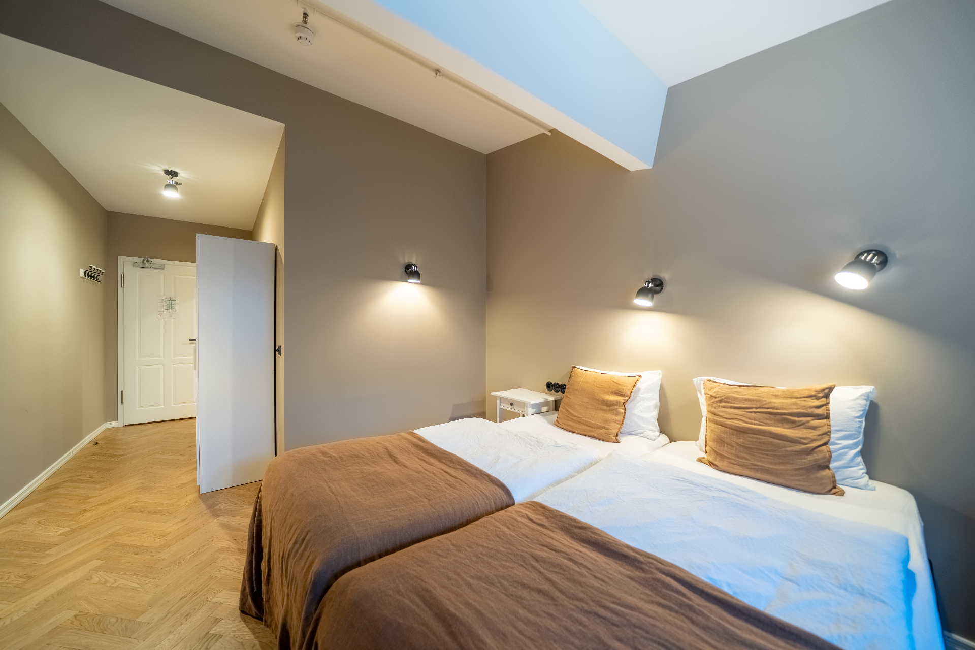 Economy twin room with entrance view