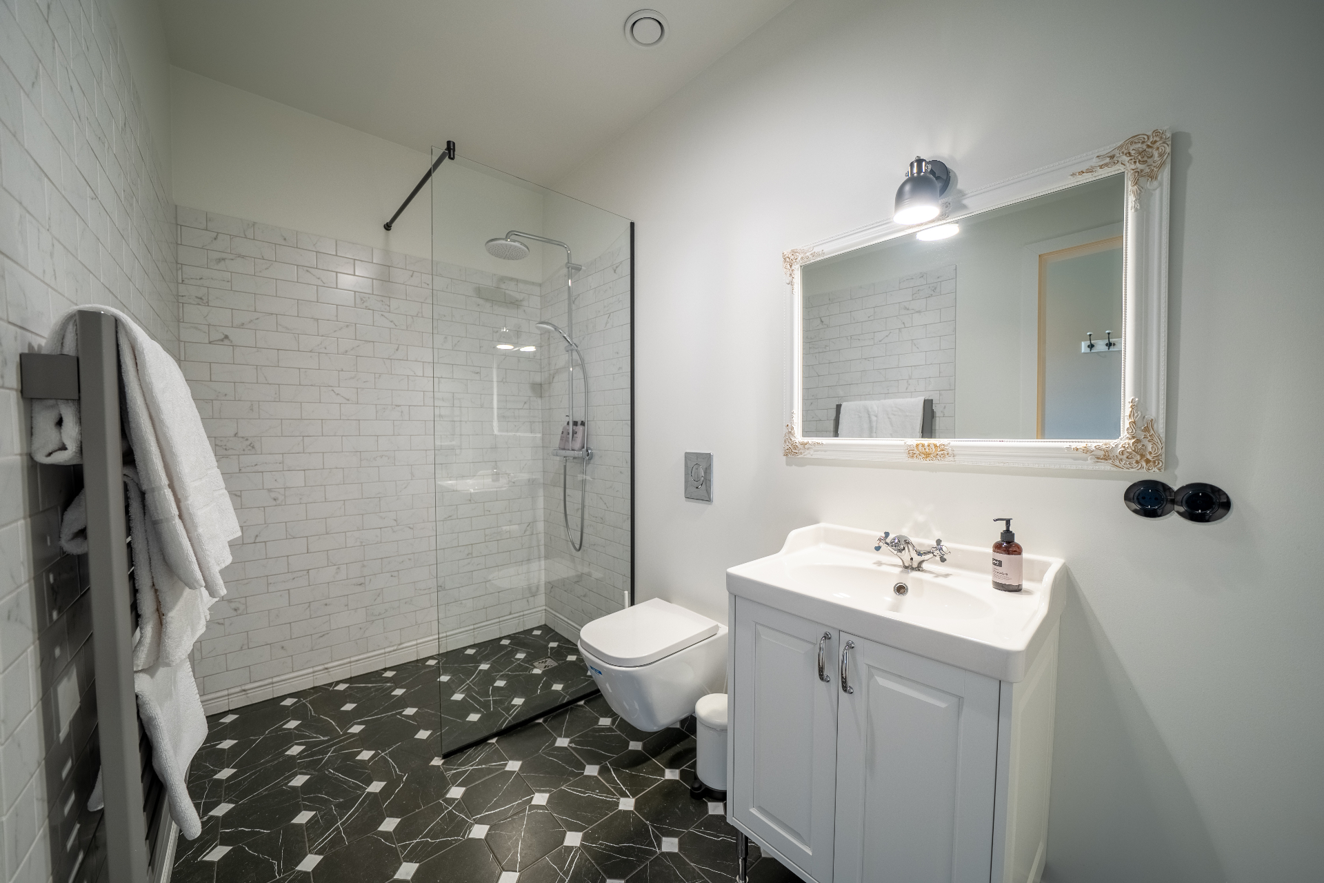 Private bathroom with walk-in shower in the superior room